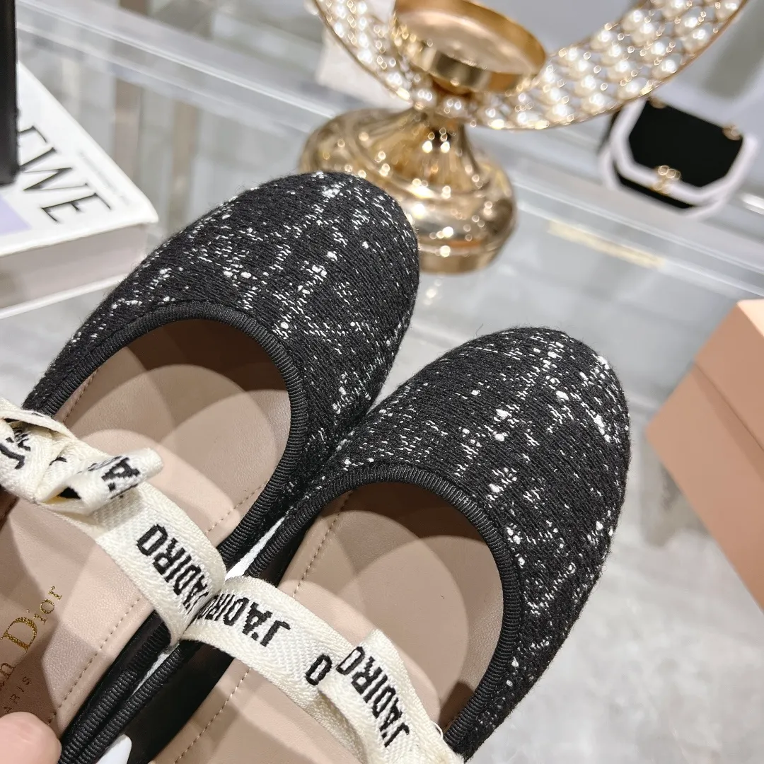 👟👟Ex-factory price 520👟👟 "Exclusive top version" Dior*Dior ✅2024vs spring and summer new series... [Round toe single shoes with small pearls] Original purchase and development! The last details of this shoe are perfectly restored 💐 The upper is made of special material and the inner padding is made of delicate lambskin. You can see the quality by looking at the details in real photos. It is a versatile style for little ladies and a lady. It is a stunning shoe at first glance... I love it. The genuine leather outsole imported from Italy has a five-pointed star logo! 35-39 (34.40 customization is non-refundable) Packaging: Original full set of packaging ☀The color official website is updated simultaneously